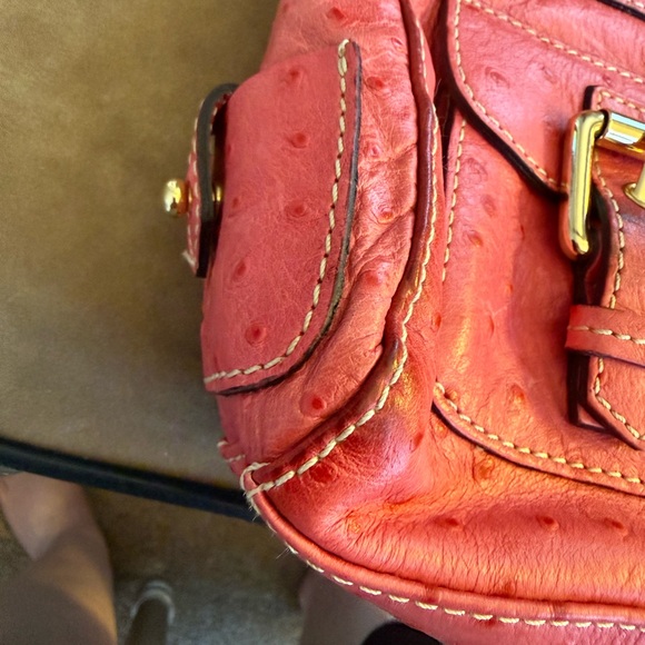 Dooney & Bourke pink ostrich embossed barrel packet bag. - Picture 6 of 11